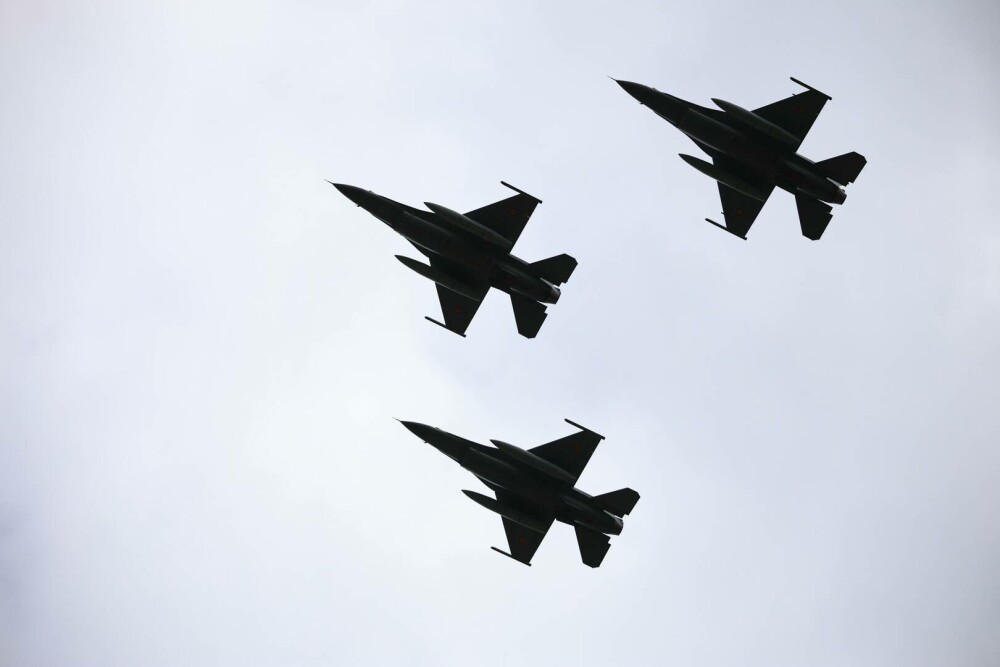 Trei dintre avioanele de luptă F-16 cumpărate de MApN din Norvegia au ajuns în România. GALERIE FOTO - Imaginea 9