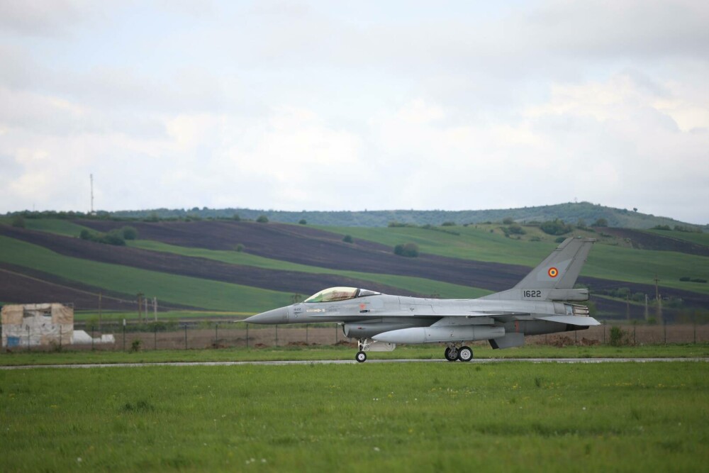 Trei dintre avioanele de luptă F-16 cumpărate de MApN din Norvegia au ajuns în România. GALERIE FOTO - Imaginea 10