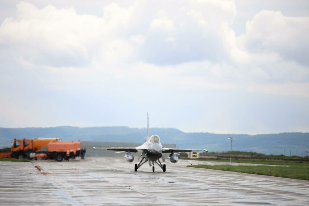 Trei dintre avioanele de luptă F-16 cumpărate de MApN din Norvegia au ajuns în România. GALERIE FOTO - Imaginea 11