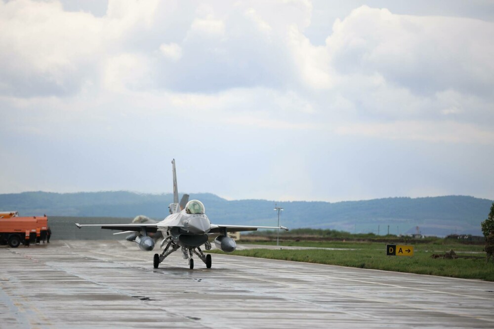 Trei dintre avioanele de luptă F-16 cumpărate de MApN din Norvegia au ajuns în România. GALERIE FOTO - Imaginea 12