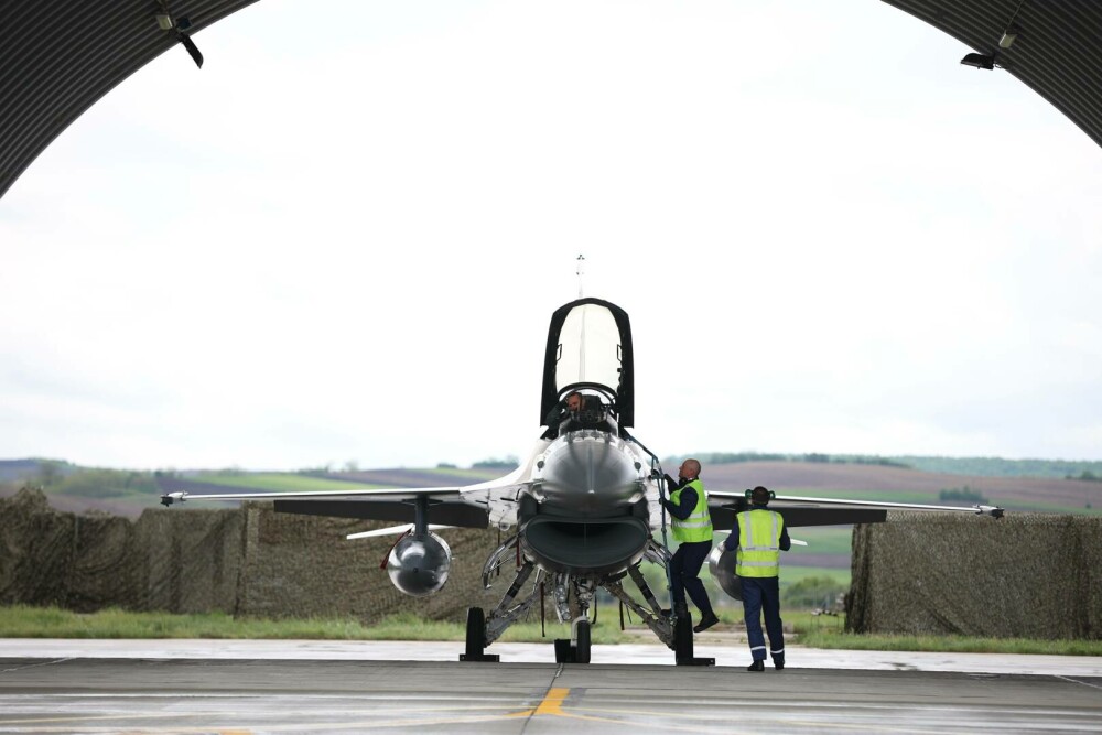 Trei dintre avioanele de luptă F-16 cumpărate de MApN din Norvegia au ajuns în România. GALERIE FOTO - Imaginea 13