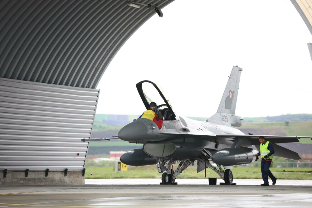 Trei dintre avioanele de luptă F-16 cumpărate de MApN din Norvegia au ajuns în România. GALERIE FOTO - Imaginea 15