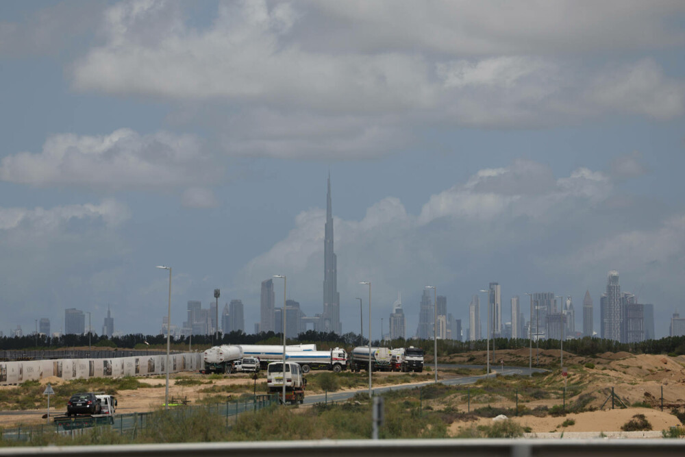 Săptămâna în care viața în Dubai s-a oprit. Luxul a fost înlocuit de haos. Apă până la brâu și cozi la mâncare | GALERIE FOTO - Imaginea 1