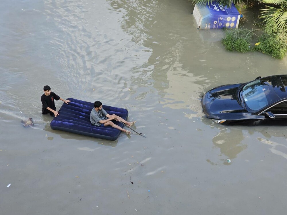 Săptămâna în care viața în Dubai s-a oprit. Luxul a fost înlocuit de haos. Apă până la brâu și cozi la mâncare | GALERIE FOTO - Imaginea 2