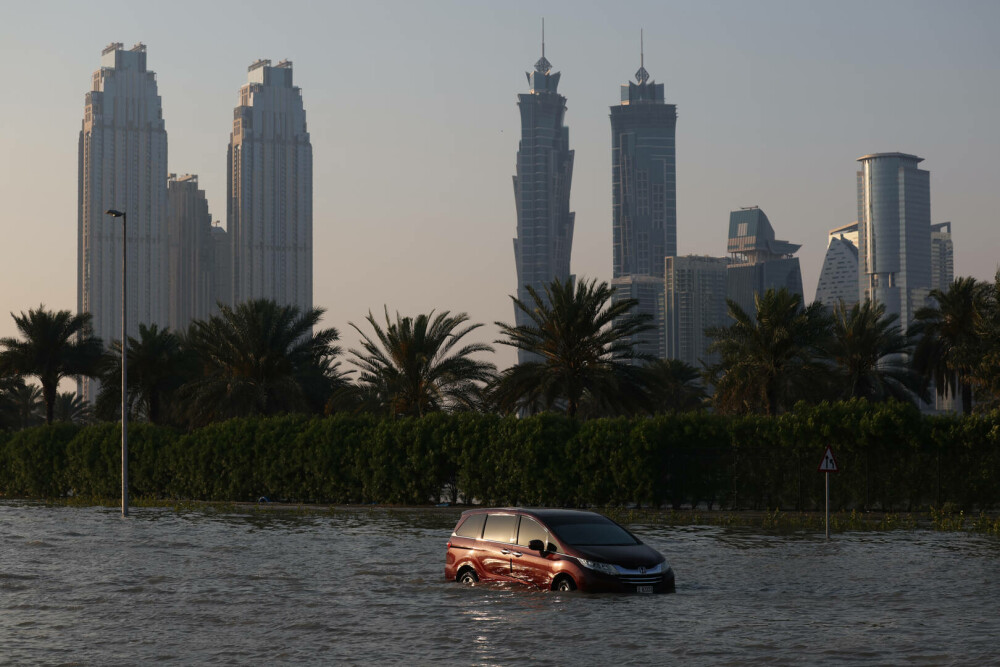 Săptămâna în care viața în Dubai s-a oprit. Luxul a fost înlocuit de haos. Apă până la brâu și cozi la mâncare | GALERIE FOTO - Imaginea 3