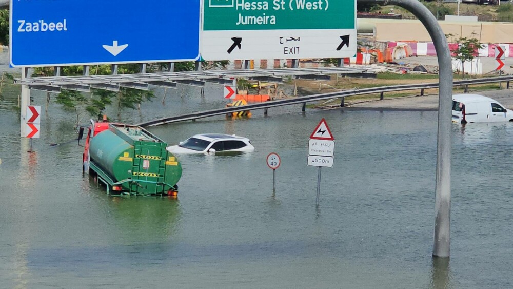 Săptămâna în care viața în Dubai s-a oprit. Luxul a fost înlocuit de haos. Apă până la brâu și cozi la mâncare | GALERIE FOTO - Imaginea 4