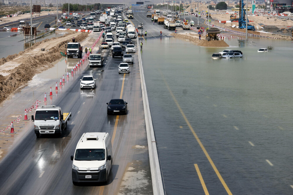 Săptămâna în care viața în Dubai s-a oprit. Luxul a fost înlocuit de haos. Apă până la brâu și cozi la mâncare | GALERIE FOTO - Imaginea 7