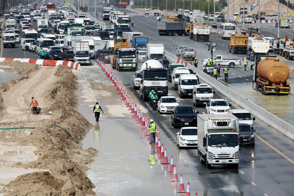 Săptămâna în care viața în Dubai s-a oprit. Luxul a fost înlocuit de haos. Apă până la brâu și cozi la mâncare | GALERIE FOTO - Imaginea 8