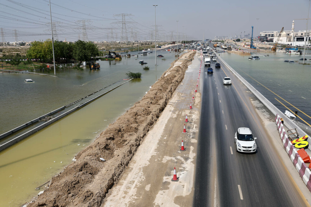 Săptămâna în care viața în Dubai s-a oprit. Luxul a fost înlocuit de haos. Apă până la brâu și cozi la mâncare | GALERIE FOTO - Imaginea 9