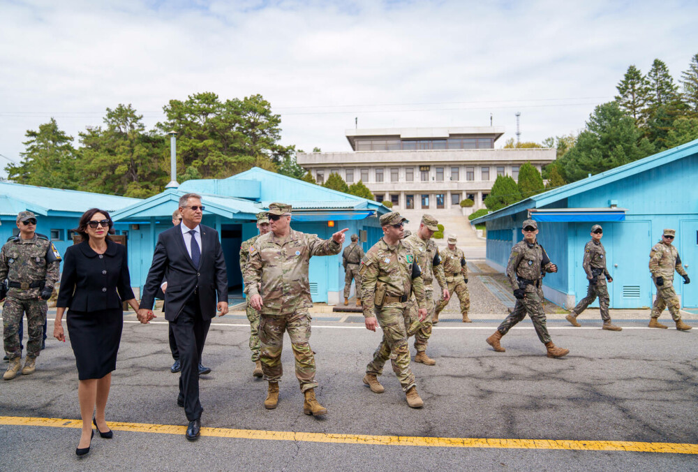 GALERIE FOTO cu președintele Klaus Iohannis în Coreea de Sud, alături de Carmen Iohannis. Vizită în zona demilitarizată - Imaginea 1