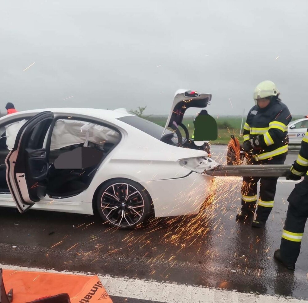 Trupul șoferului a fost secționat și a murit pe loc. Cum s-a produs tragedia de pe A1. „Venea cu viteză foarte mare un BMW” - Imaginea 2