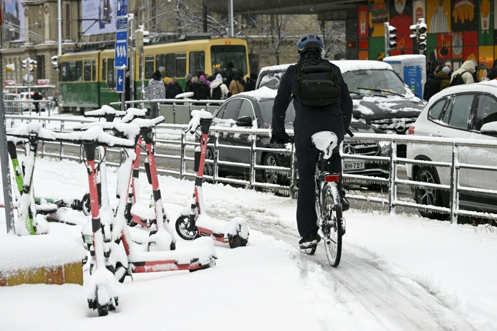 Vreme ciudată în Europa, în aprilie. În timp ce Atena a devenit portocalie, Helsinki a fost acoperit de zăpadă. FOTO - Imaginea 8