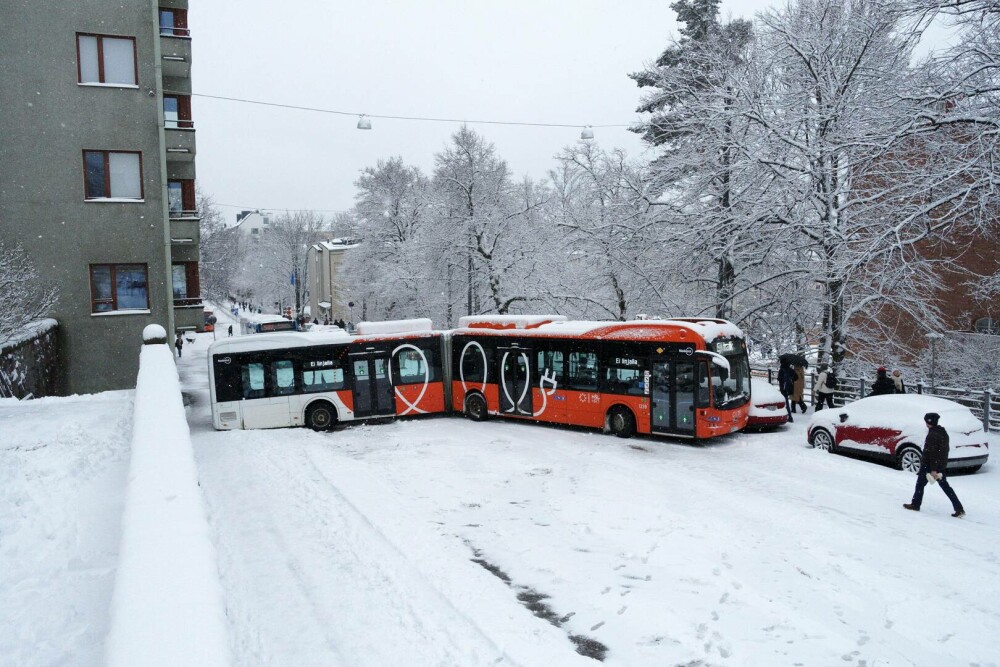 Vreme ciudată în Europa, în aprilie. În timp ce Atena a devenit portocalie, Helsinki a fost acoperit de zăpadă. FOTO - Imaginea 9