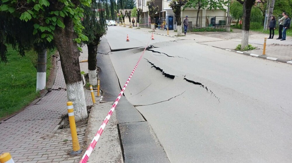 O gaură misterioasă a apărut în oraşul prahovean Slănic. O stradă s-a surpat și s-a prăbușit | VIDEO - Imaginea 1