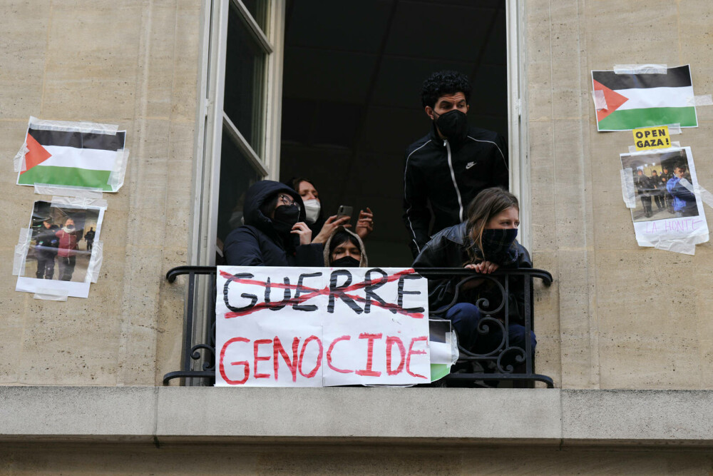 Studenţii de la o facultate din Paris au blocat accesul în clădire, în semn de protest faţă de acţiunile Israelului în Gaza - Imaginea 1