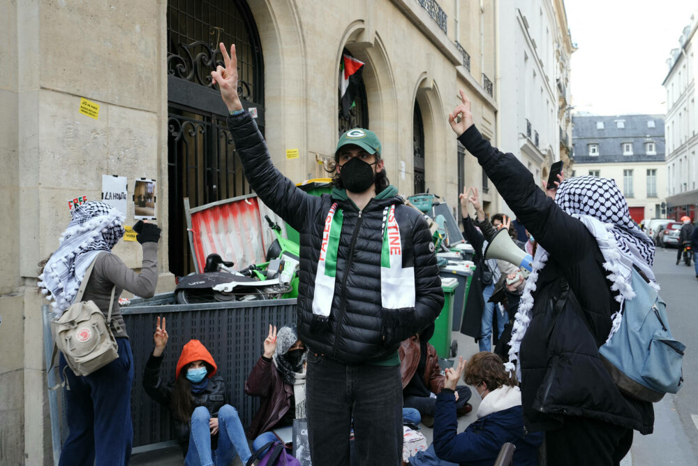 Studenţii de la o facultate din Paris au blocat accesul în clădire, în semn de protest faţă de acţiunile Israelului în Gaza - Imaginea 2