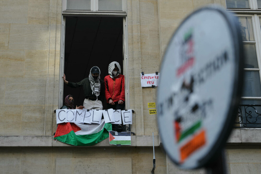 Studenţii de la o facultate din Paris au blocat accesul în clădire, în semn de protest faţă de acţiunile Israelului în Gaza - Imaginea 3