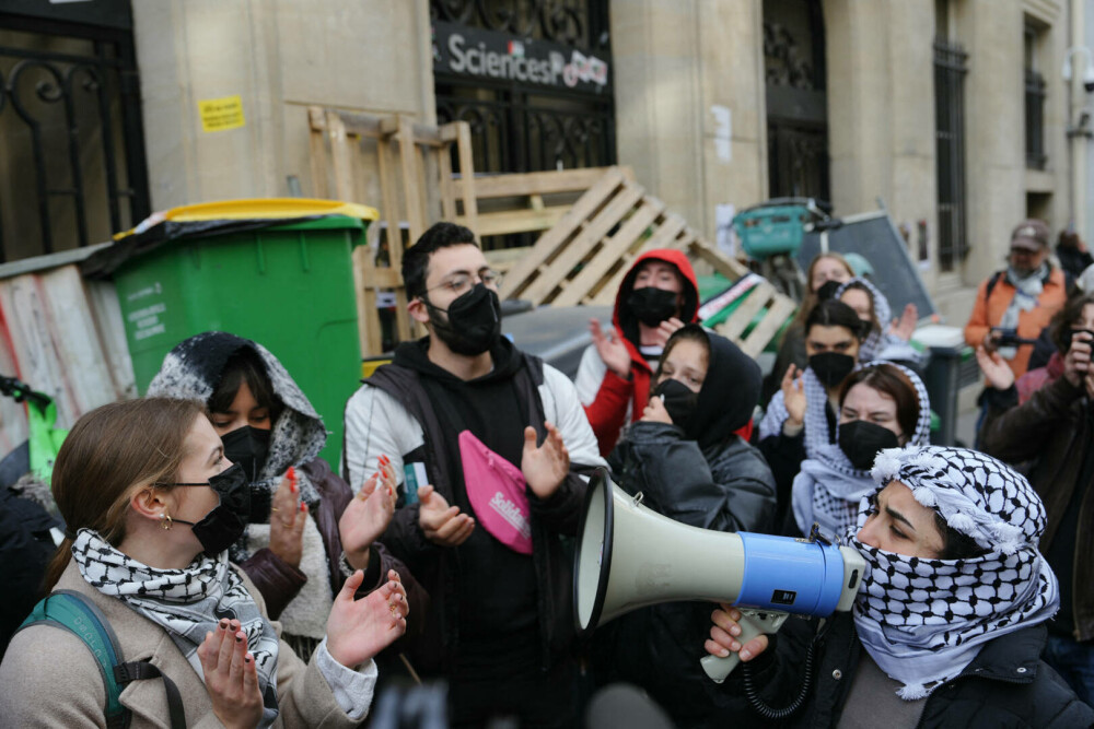 Studenţii de la o facultate din Paris au blocat accesul în clădire, în semn de protest faţă de acţiunile Israelului în Gaza - Imaginea 4