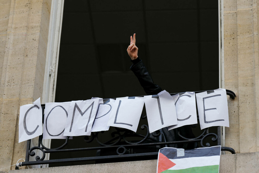 Studenţii de la o facultate din Paris au blocat accesul în clădire, în semn de protest faţă de acţiunile Israelului în Gaza - Imaginea 5