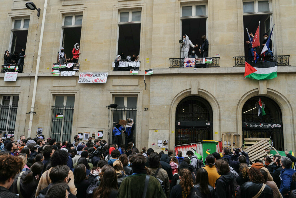 Studenţii de la o facultate din Paris au blocat accesul în clădire, în semn de protest faţă de acţiunile Israelului în Gaza - Imaginea 6
