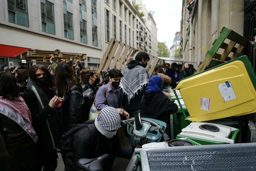 Studenţii de la o facultate din Paris au blocat accesul în clădire, în semn de protest faţă de acţiunile Israelului în Gaza - Imaginea 7