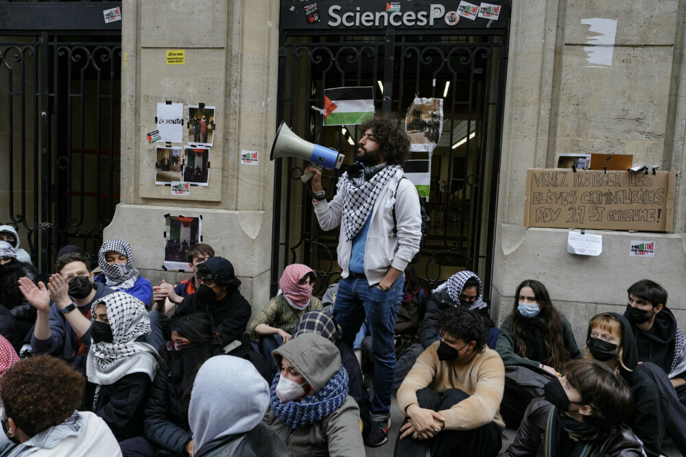 Studenţii de la o facultate din Paris au blocat accesul în clădire, în semn de protest faţă de acţiunile Israelului în Gaza - Imaginea 8