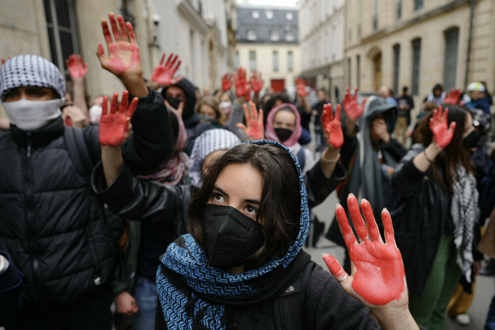 Studenţii de la o facultate din Paris au blocat accesul în clădire, în semn de protest faţă de acţiunile Israelului în Gaza - Imaginea 9