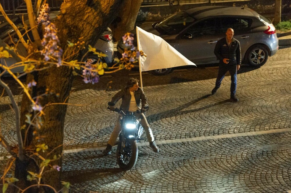 Tom Cruise a fost văzut filmând scene din cel de-al optulea episod al filmului „Mission Impossible”, în Paris. FOTO&VIDEO - Imaginea 4