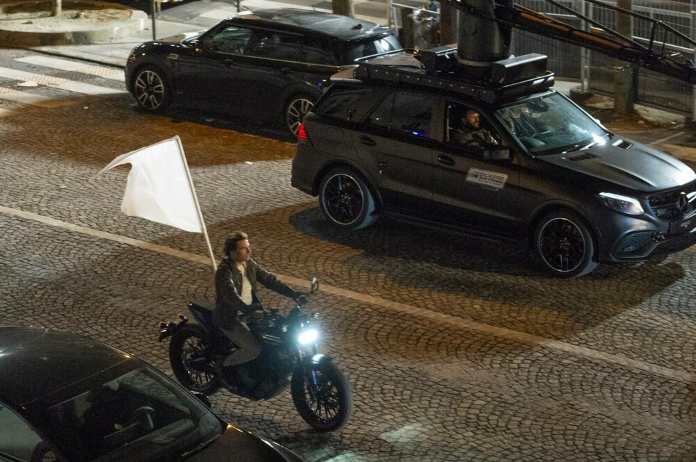 Tom Cruise a fost văzut filmând scene din cel de-al optulea episod al filmului „Mission Impossible”, în Paris. FOTO&VIDEO - Imaginea 7