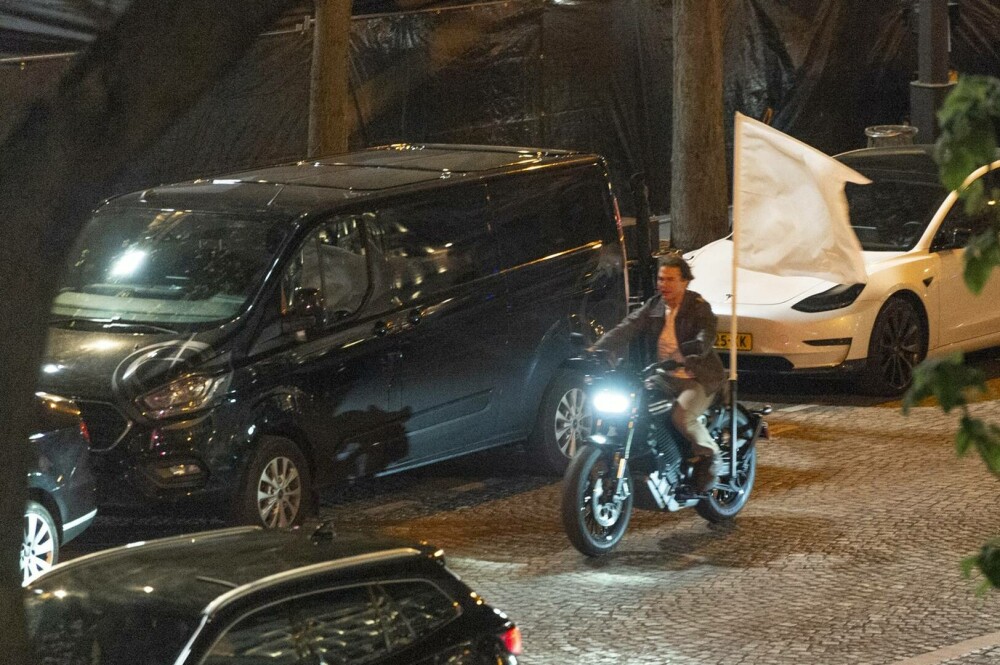 Tom Cruise a fost văzut filmând scene din cel de-al optulea episod al filmului „Mission Impossible”, în Paris. FOTO&VIDEO - Imaginea 9