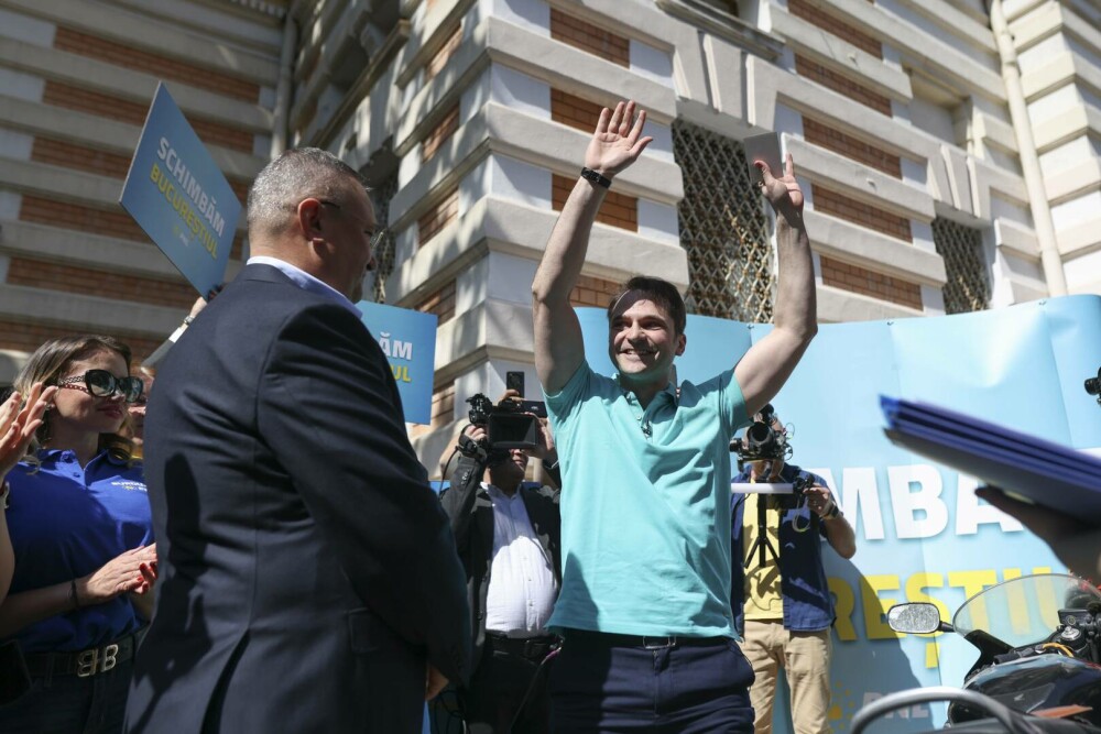 Sebastian Burduja și-a depus candidatura la Primăria Capitalei. Liberalul a venit cu motocicleta la sediul BEM | GALERIE FOTO - Imaginea 6