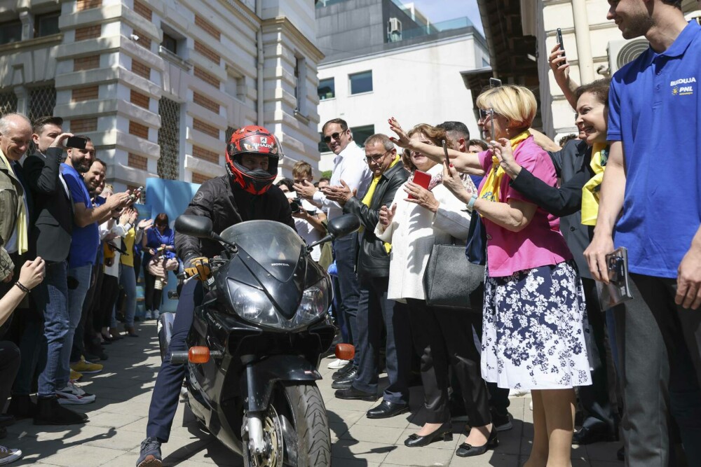 Sebastian Burduja și-a depus candidatura la Primăria Capitalei. Liberalul a venit cu motocicleta la sediul BEM | GALERIE FOTO - Imaginea 5
