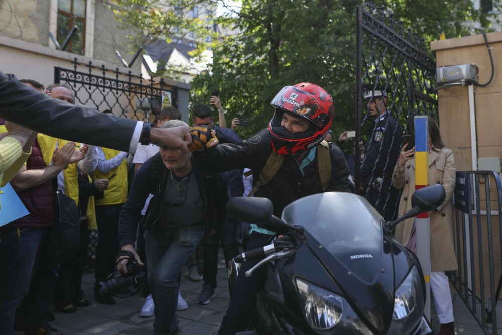 Sebastian Burduja și-a depus candidatura la Primăria Capitalei. Liberalul a venit cu motocicleta la sediul BEM | GALERIE FOTO - Imaginea 2