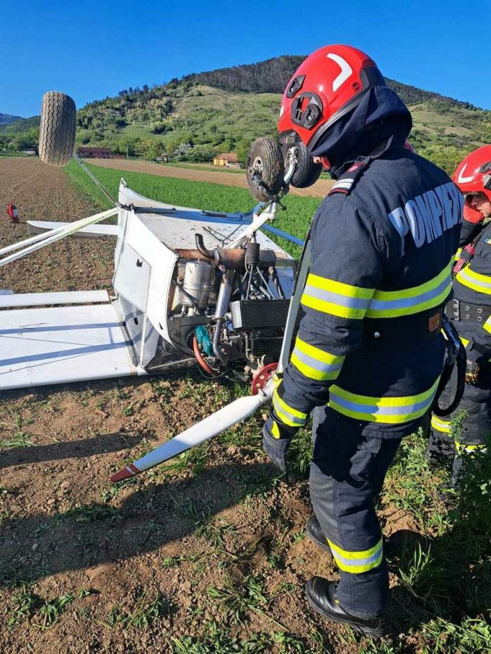 Un avion a aterizat de urgență în Alba. Pilotul a scăpat teafăr ca prin minune | FOTO - Imaginea 2