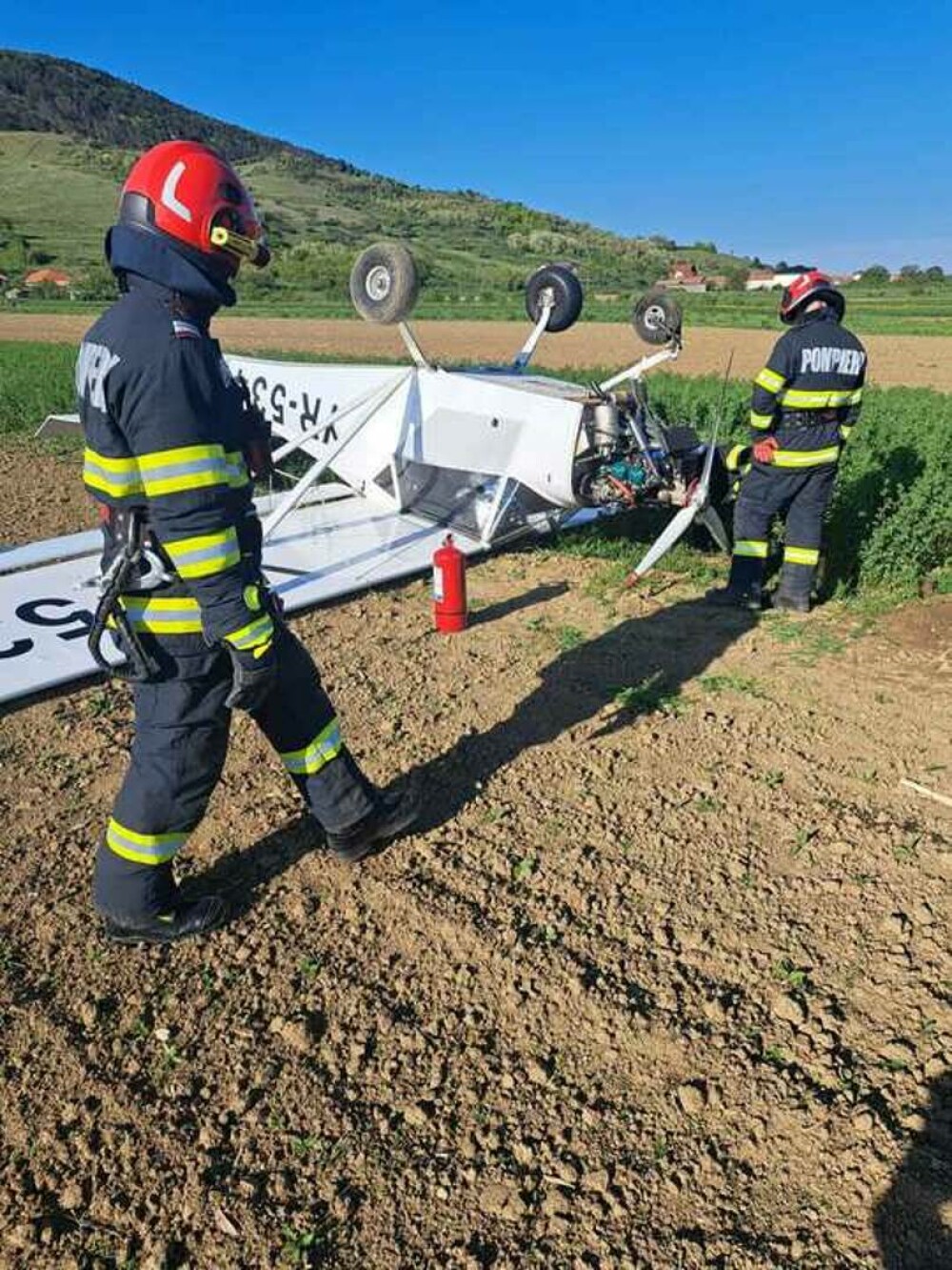 Un avion a aterizat de urgență în Alba. Pilotul a scăpat teafăr ca prin minune | FOTO - Imaginea 3