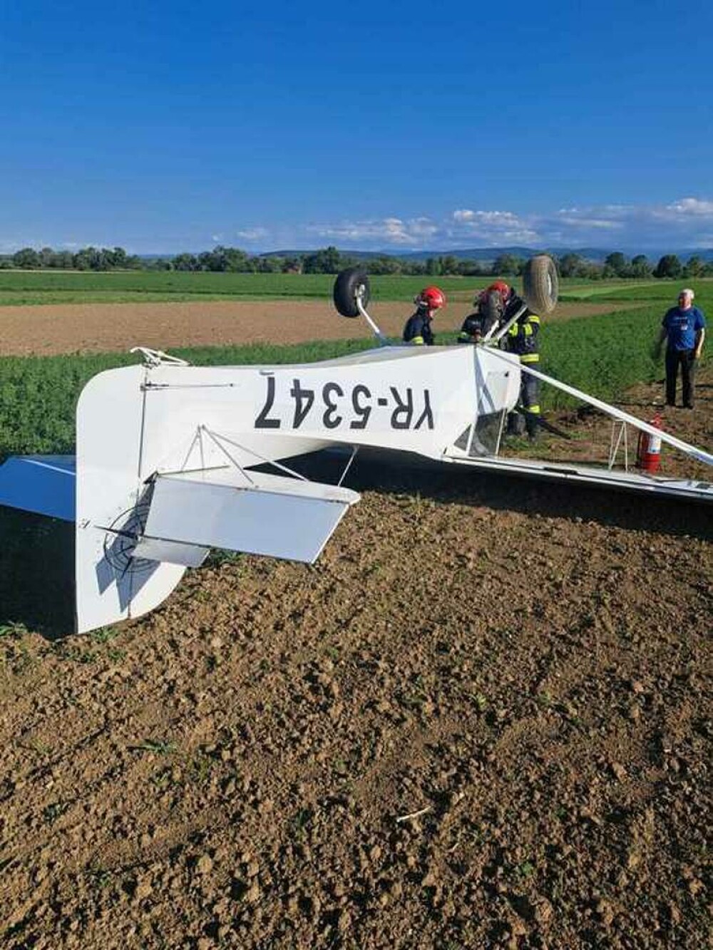 Un avion a aterizat de urgență în Alba. Pilotul a scăpat teafăr ca prin minune | FOTO - Imaginea 4
