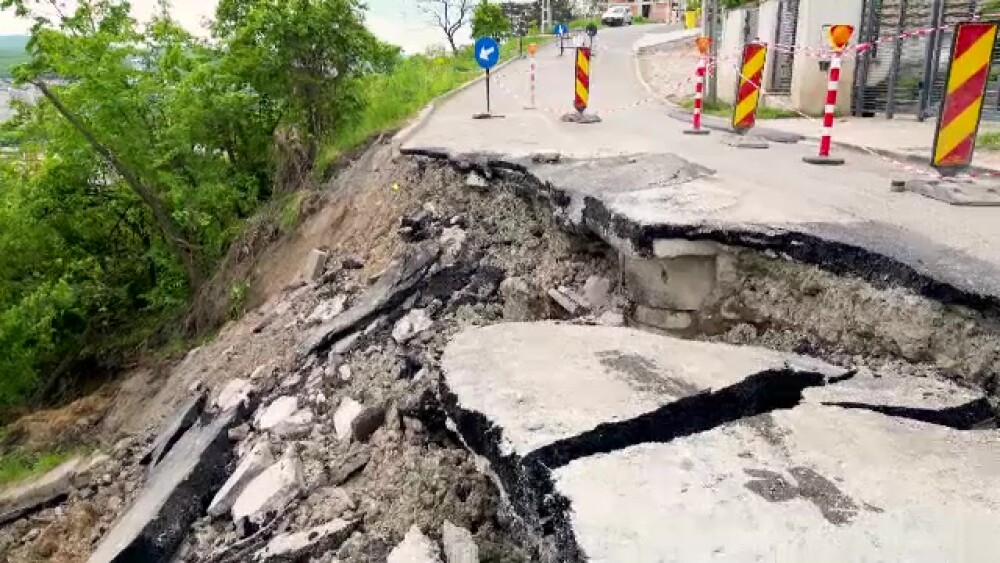 FOTO. Cum arată strada surpată din Cluj-Napoca. A fost declarată stare de alertă, poliția supraveghează - Imaginea 1