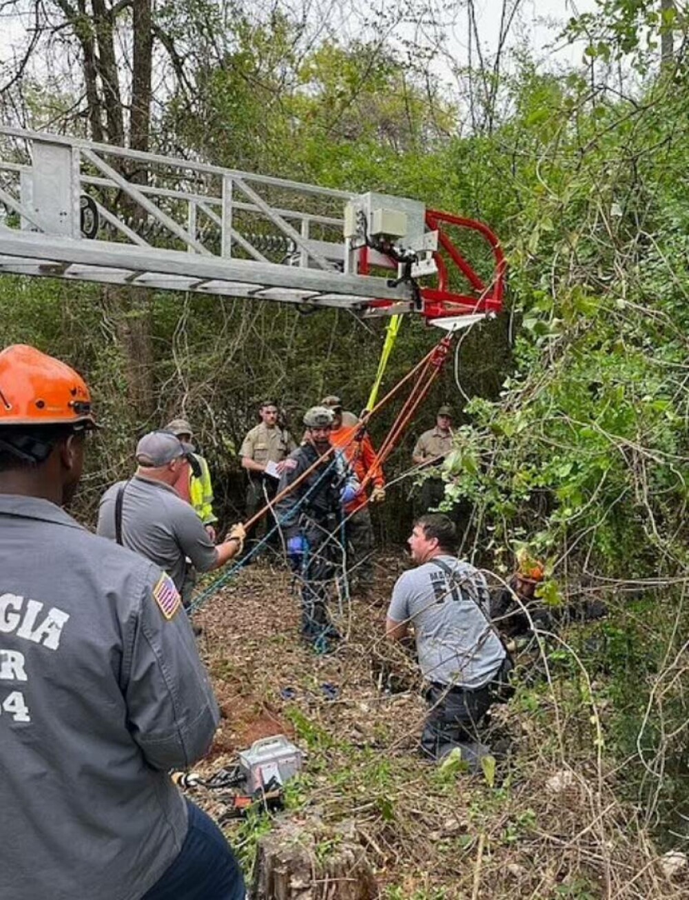 O femeie a scăpat cu viață după ce s-a răsturnat cu mașina, dar a murit câteva momente mai târziu într-un accident uluitor - Imaginea 1