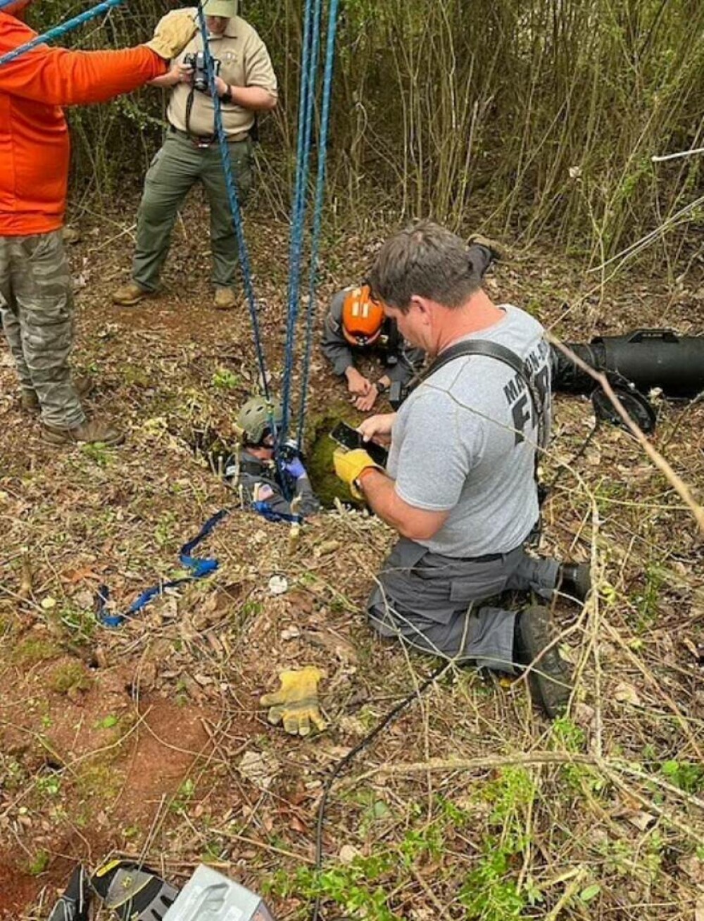 O femeie a scăpat cu viață după ce s-a răsturnat cu mașina, dar a murit câteva momente mai târziu într-un accident uluitor - Imaginea 2