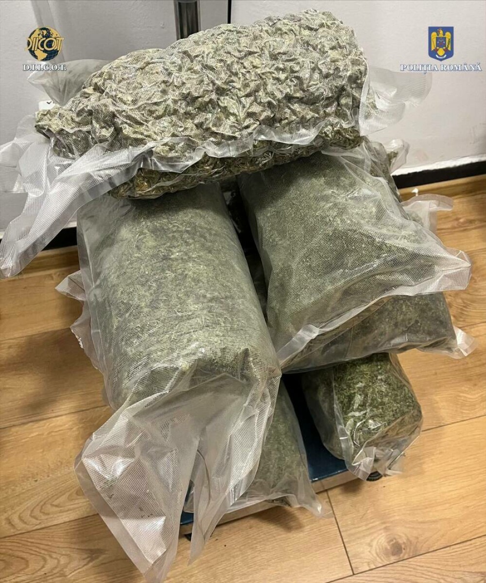 Prins în flagrant cu un troler plin cu canabis. Bărbatul voia să obțină 19.000 de euro, dar a fost reținut. FOTO - Imaginea 5