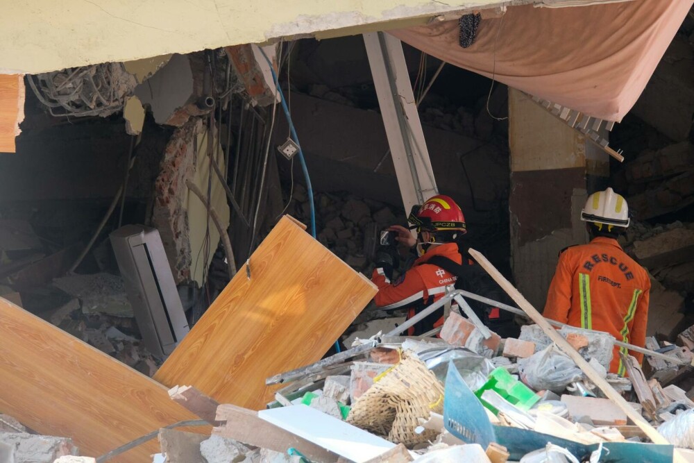 Imagini dramatice după cutremurul devastator din Myanmar. Sute de victime au fost incinerate | GALERIE FOTO - Imaginea 1