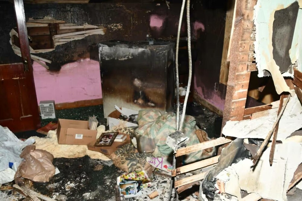 Imagini șocante arată casa unde un bărbat a fost ținut captiv de mama sa vitregă timp de 20 de ani | GALERIE FOTO - Imaginea 2