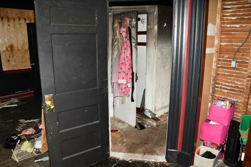 Imagini șocante arată casa unde un bărbat a fost ținut captiv de mama sa vitregă timp de 20 de ani | GALERIE FOTO - Imaginea 3