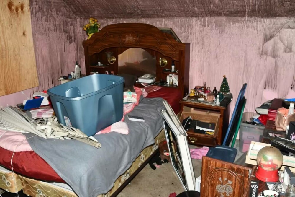 Imagini șocante arată casa unde un bărbat a fost ținut captiv de mama sa vitregă timp de 20 de ani | GALERIE FOTO - Imaginea 4