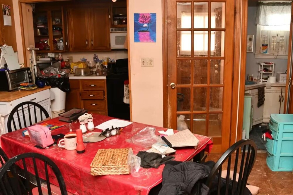 Imagini șocante arată casa unde un bărbat a fost ținut captiv de mama sa vitregă timp de 20 de ani | GALERIE FOTO - Imaginea 5