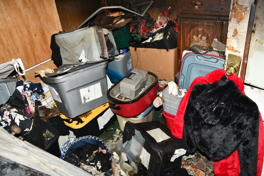 Imagini șocante arată casa unde un bărbat a fost ținut captiv de mama sa vitregă timp de 20 de ani | GALERIE FOTO - Imaginea 6