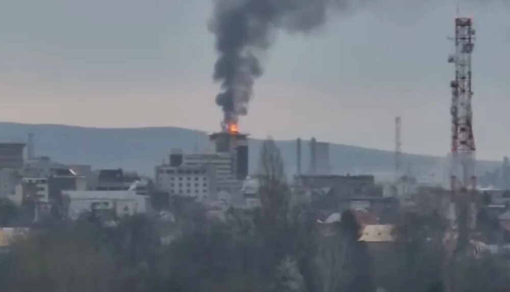 Fum gros la Rafinăria Lukoil Ploieşti după o cădere totală de tensiune. Garda de Mediu face verificări. FOTO - Imaginea 1