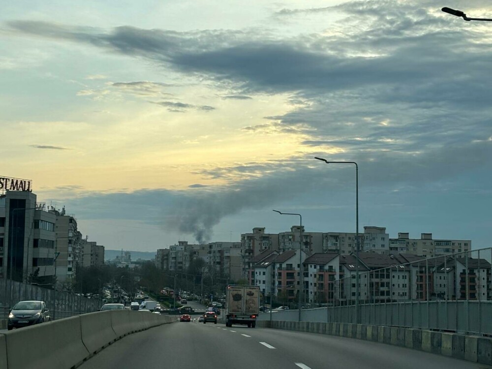 Fum gros la Rafinăria Lukoil Ploieşti după o cădere totală de tensiune. Garda de Mediu face verificări. FOTO - Imaginea 2