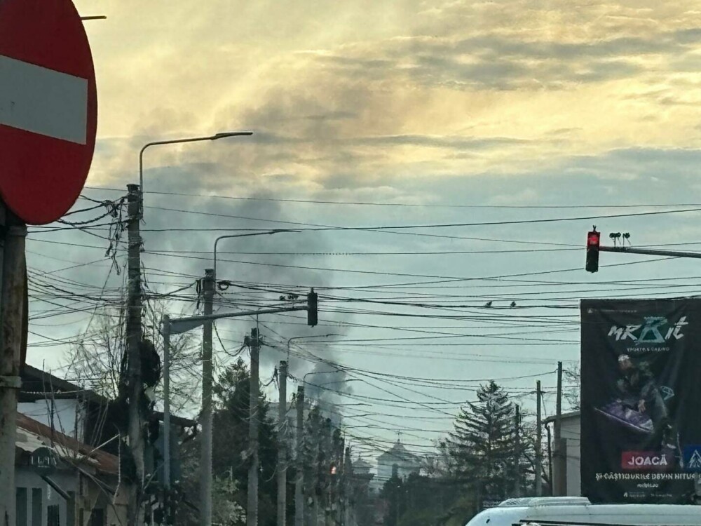Fum gros la Rafinăria Lukoil Ploieşti după o cădere totală de tensiune. Garda de Mediu face verificări. FOTO - Imaginea 3
