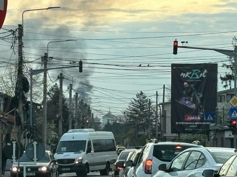 Fum gros la Rafinăria Lukoil Ploieşti după o cădere totală de tensiune. Garda de Mediu face verificări. FOTO - Imaginea 4